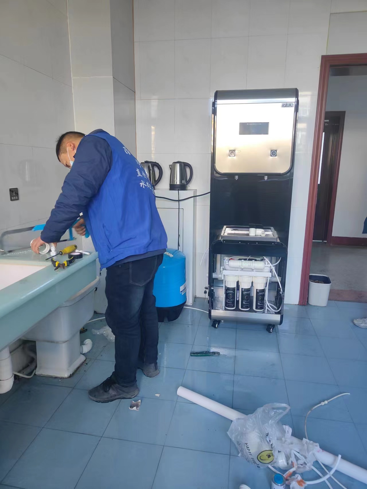 恭喜工務段為了職工們的喝水問題在增加一臺反滲透直飲機