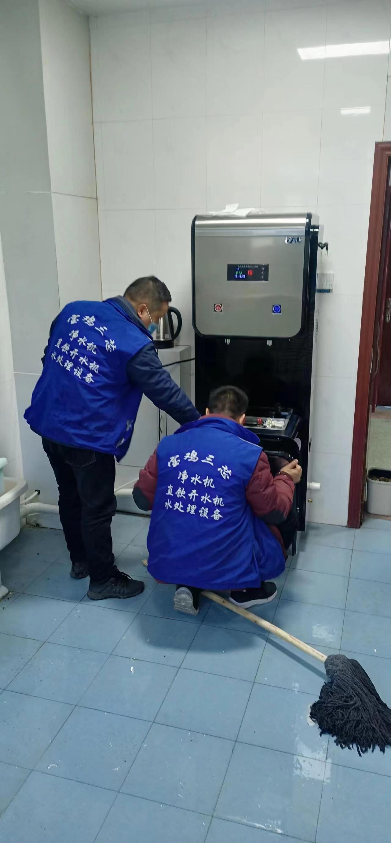 恭喜工務段為了職工們的喝水問題在增加一臺反滲透直飲機