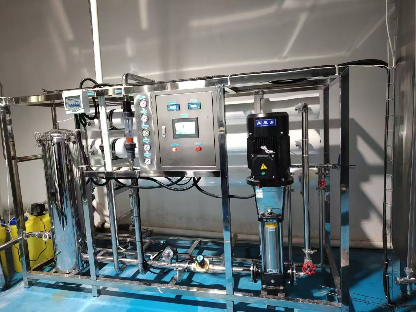 著名食品行業酵母菌生產用水,全不銹鋼純水設備投入使用,出水各項指標均達到客戶生產需求。 著名食品行業酵母菌生產用水,全不銹鋼純水設備投入使用,出水各項指標均達到客戶生產需求。