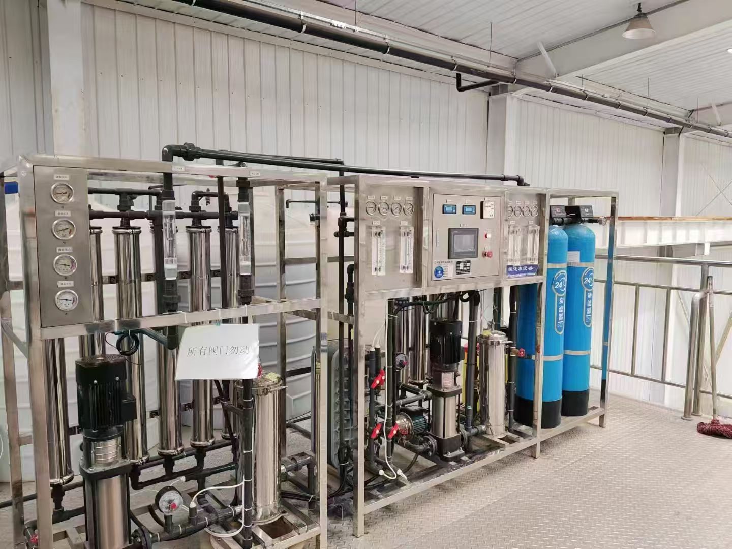 著名食品行業酵母菌生產用水,全不銹鋼純水設備投入使用,出水各項指標均達到客戶生產需求。 著名食品行業酵母菌生產用水,全不銹鋼純水設備投入使用,出水各項指標均達到客戶生產需求。