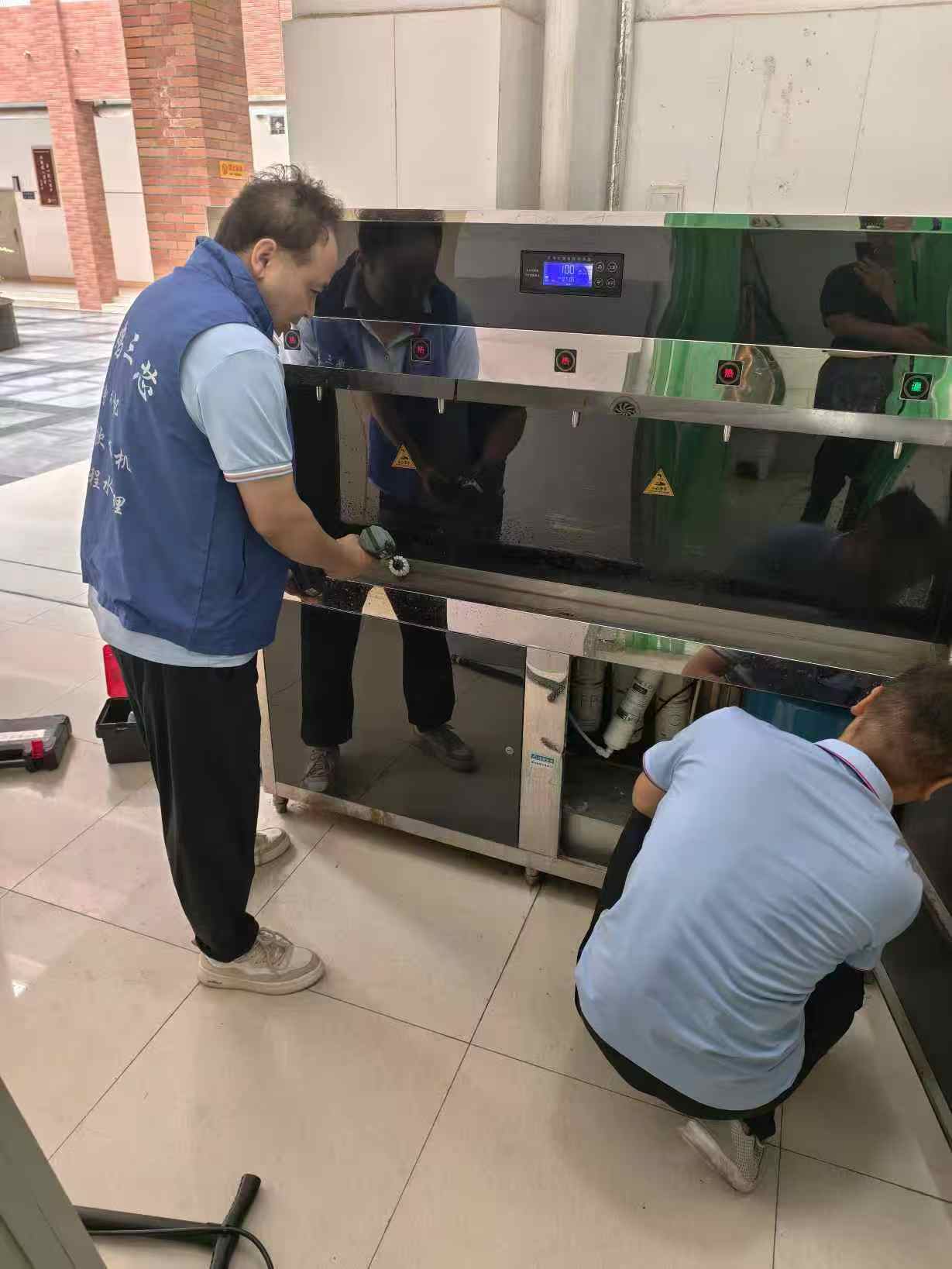 寶雞中學(xué)直飲水設(shè)備濾芯更換完工