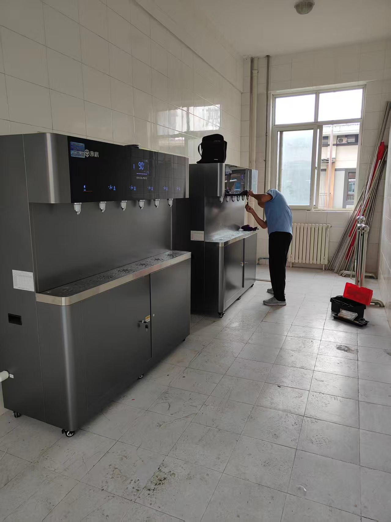 渭濱區(qū)石鼓小學大容量直飲水設(shè)備安裝完成