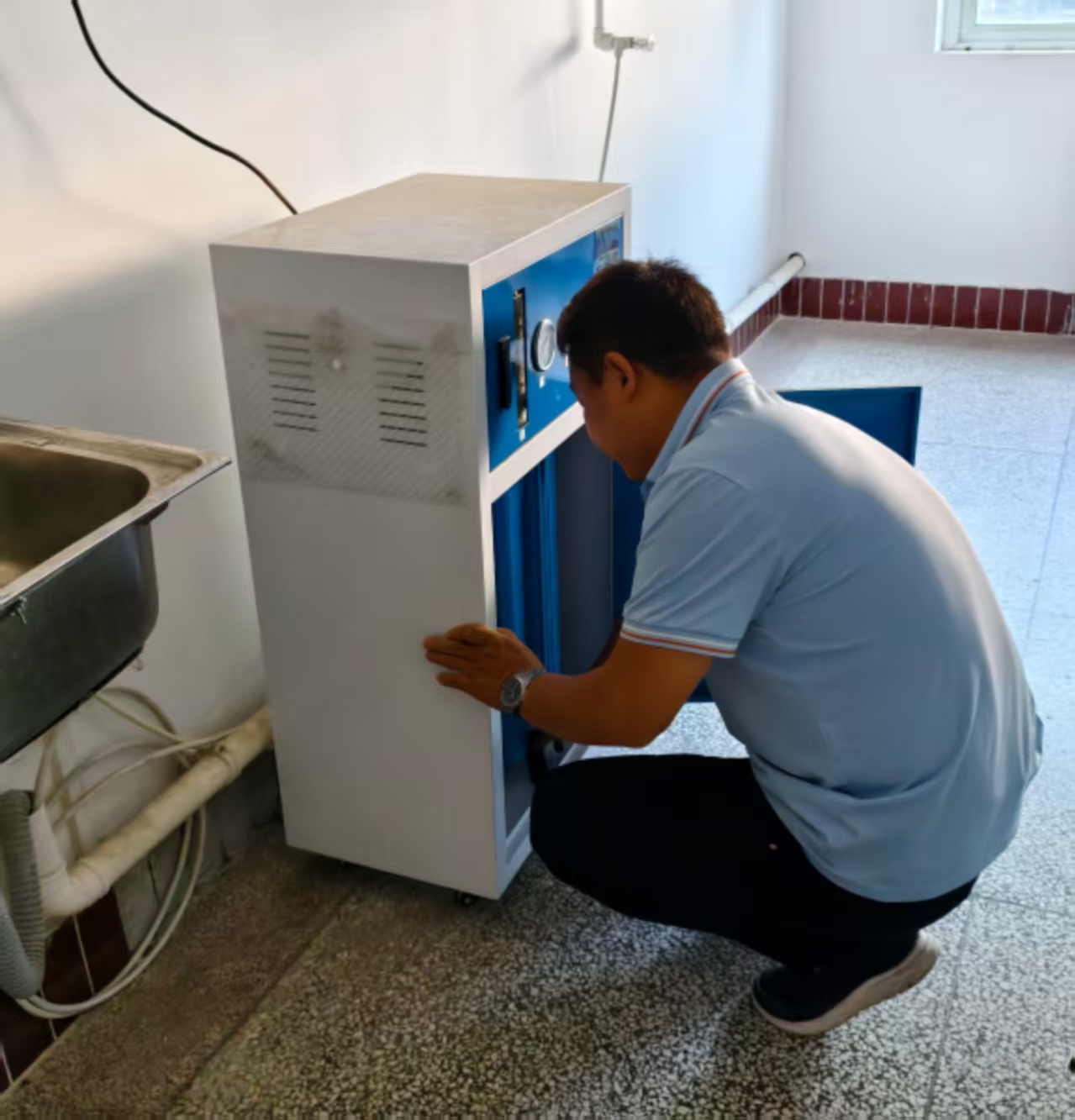 坪頭鎮政府辦公樓餐廳商務直飲機施工完成